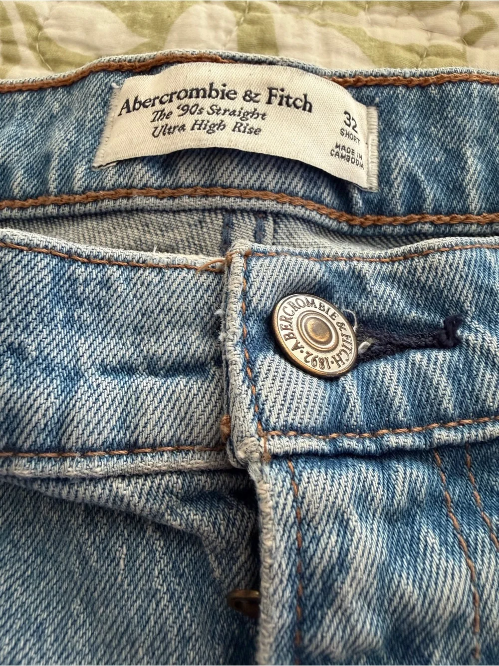 Womens Abercrombie & Fitch Classic Light Blue  Straight-Leg Jeans, size 32 short